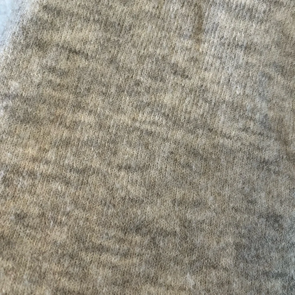 3/$20 SALE! H&M LOGG Brand Cozy Women’s Grey V-Neck Sweater, Size Medium